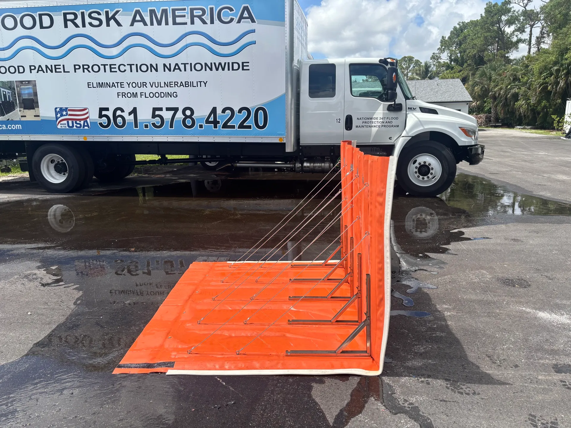 Flood protection - foldable barrier